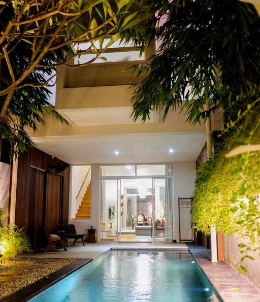 what travelers need to do to stay in luxury villas at Seminyak?