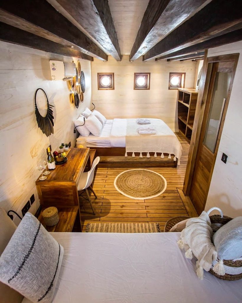 Seek Komodo Boat with Family Room