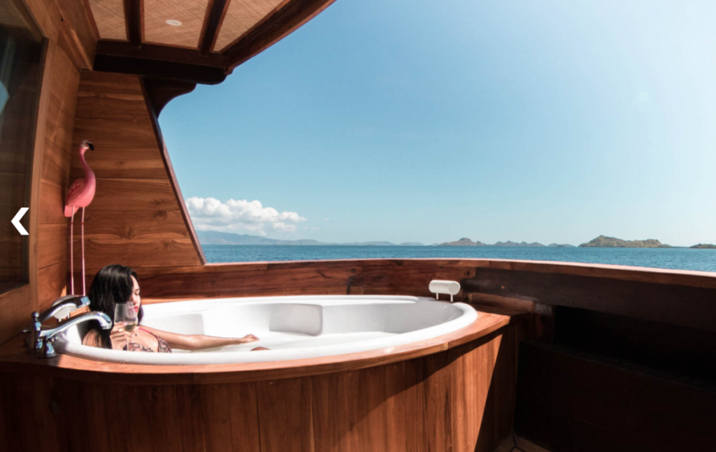 luxury yacht charter labuan bajo - jacuzzi